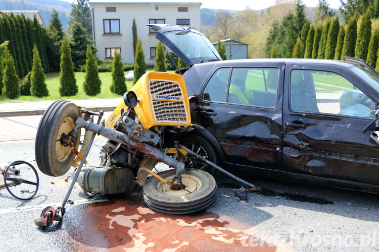 Wypadek w Głojscach, zderzenie samochodu i ciągnika