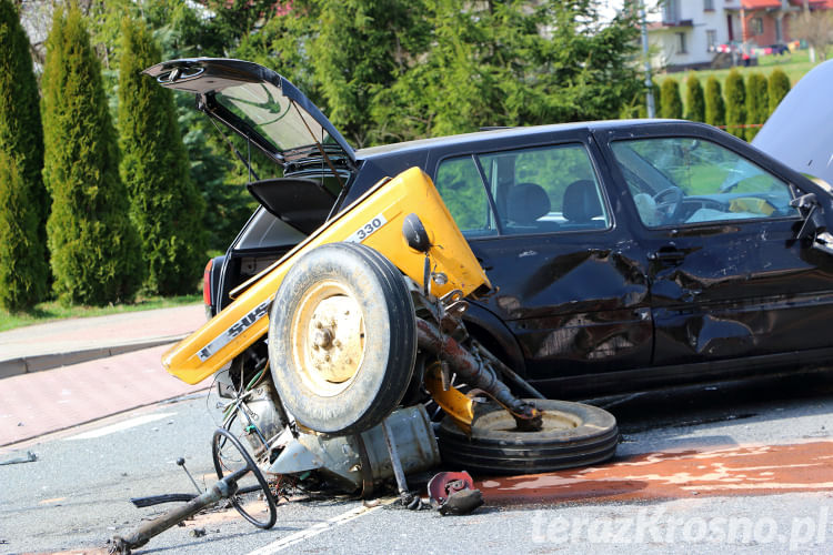 Wypadek w Głojscach, zderzenie samochodu i ciągnika