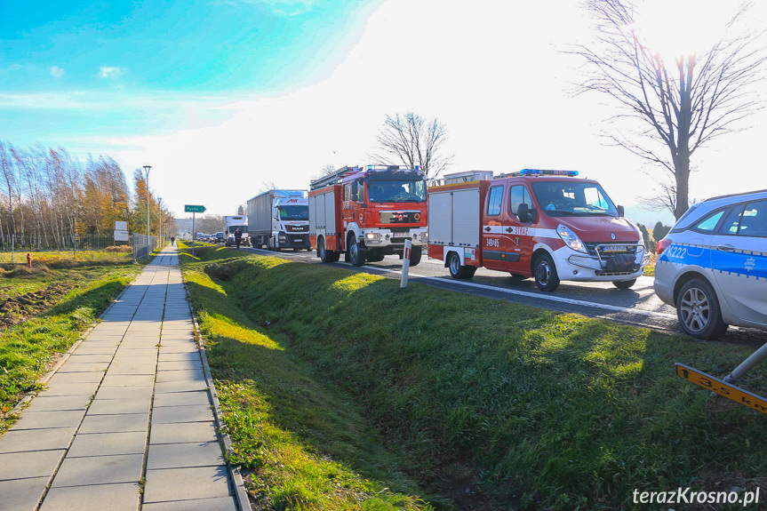 Wywrócona ciężarówka na DK28