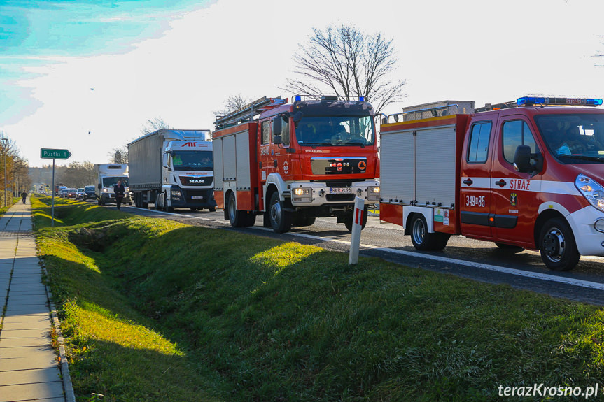 Wywrócona ciężarówka na DK28