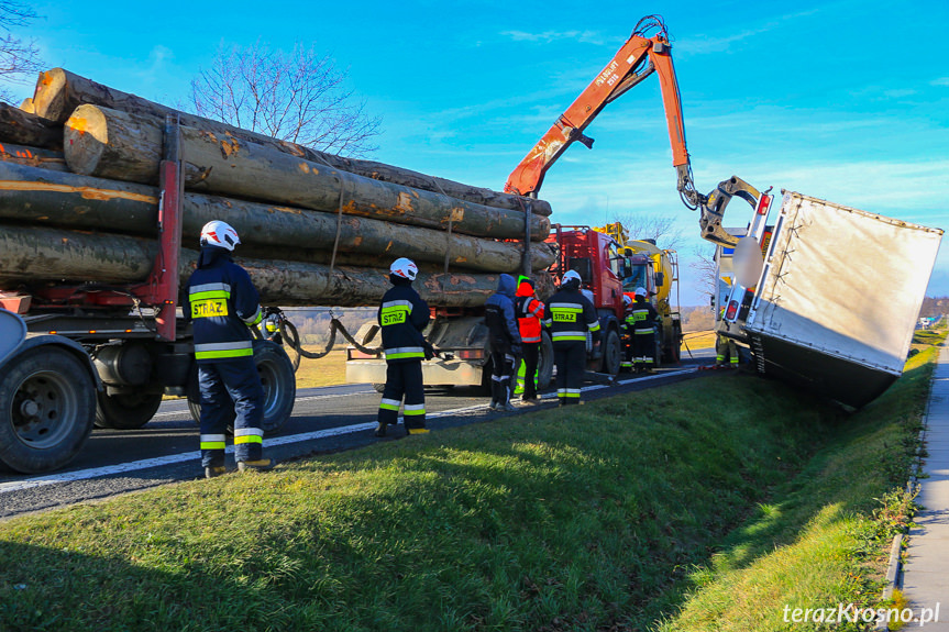 Wywrócona ciężarówka na DK28