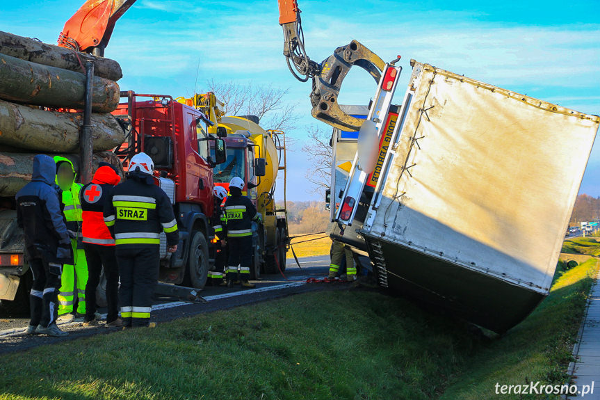 Wywrócona ciężarówka na DK28