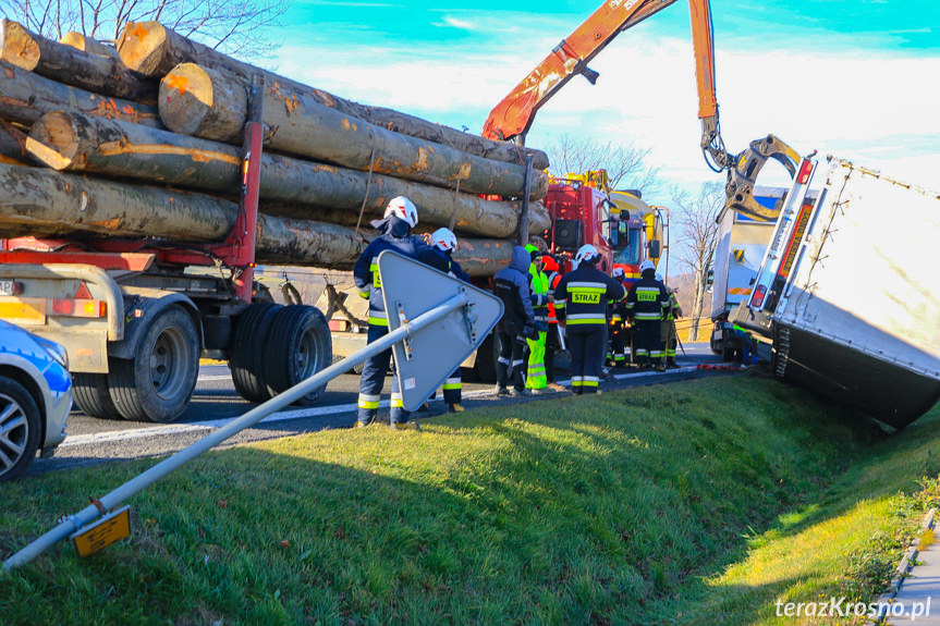 Wywrócona ciężarówka na DK28