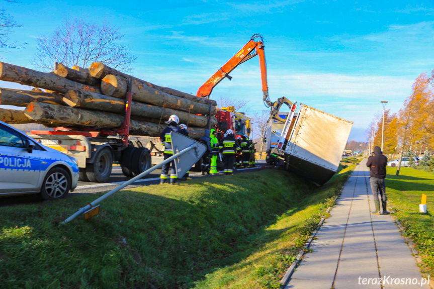 Wywrócona ciężarówka na DK28