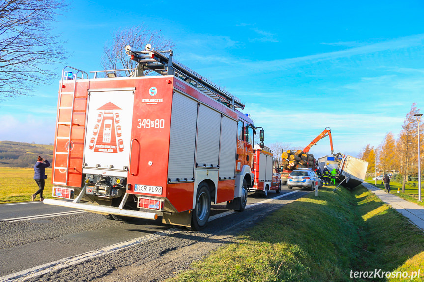 Wywrócona ciężarówka na DK28