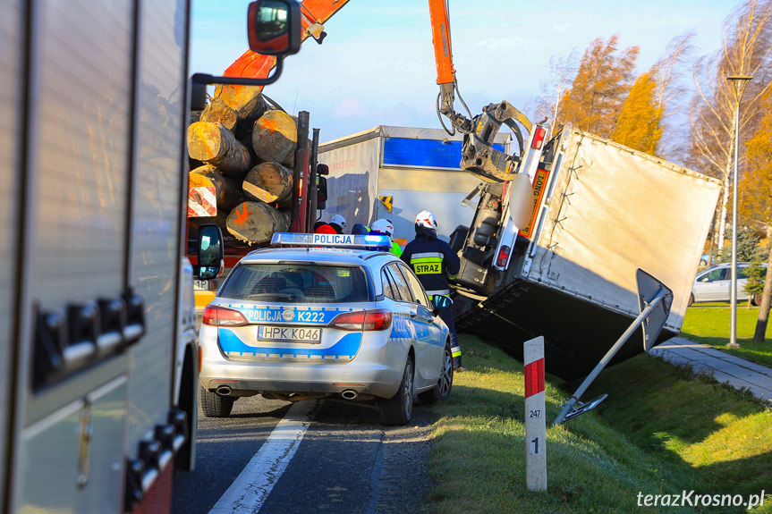 Wywrócona ciężarówka na DK28