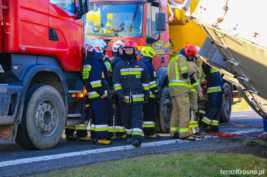 Wywrócona ciężarówka na DK28