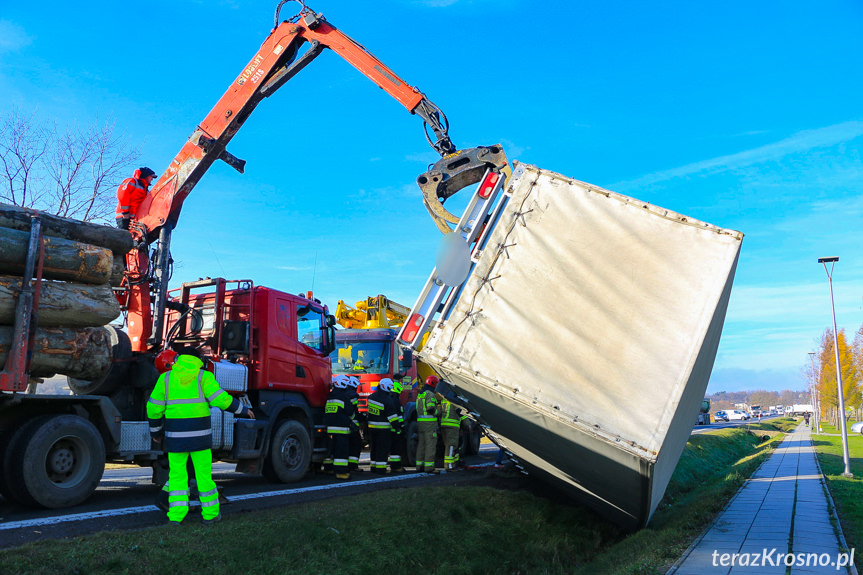 Wywrócona ciężarówka na DK28