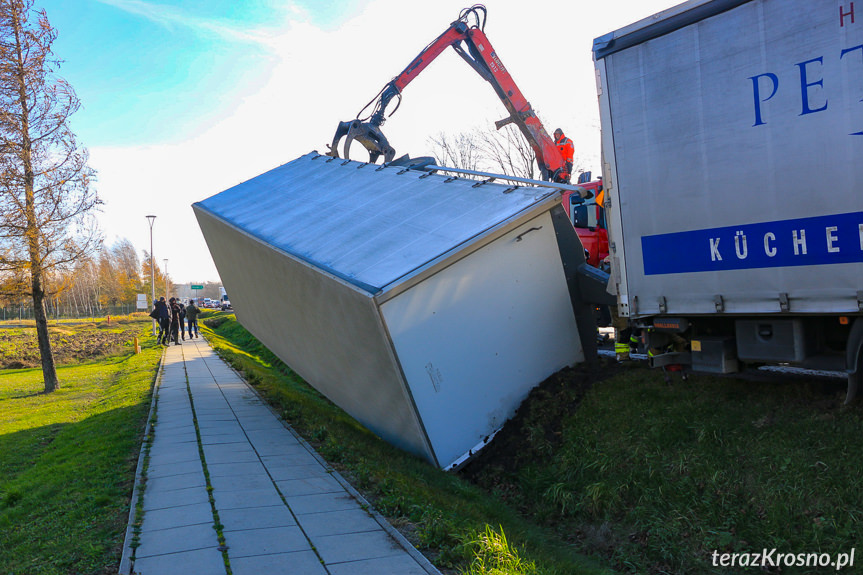 Wywrócona ciężarówka na DK28