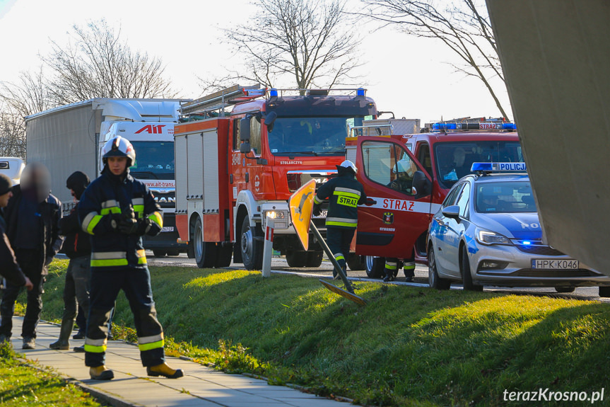 Wywrócona ciężarówka na DK28