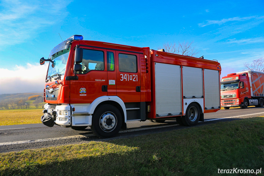 Wywrócona ciężarówka na DK28