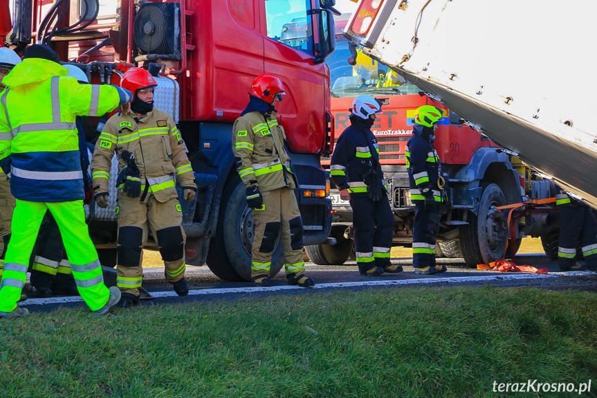 Wywrócona ciężarówka na DK28