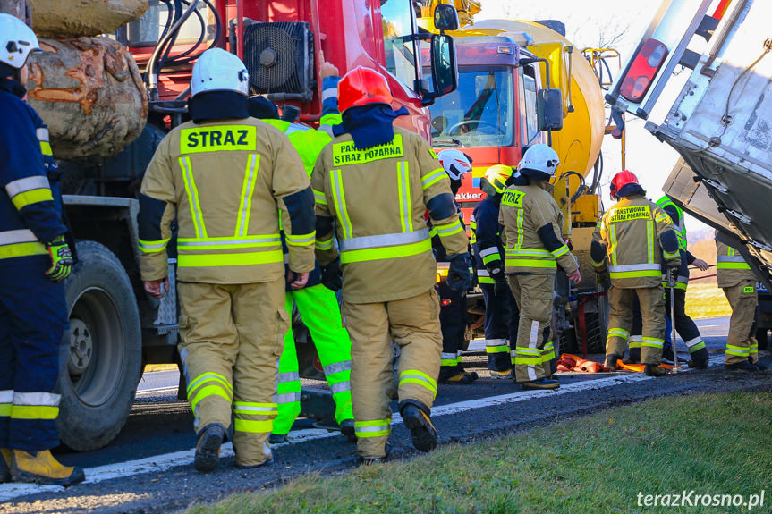 Wywrócona ciężarówka na DK28