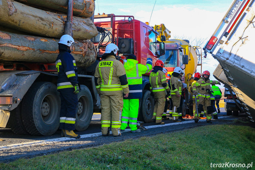 Wywrócona ciężarówka na DK28