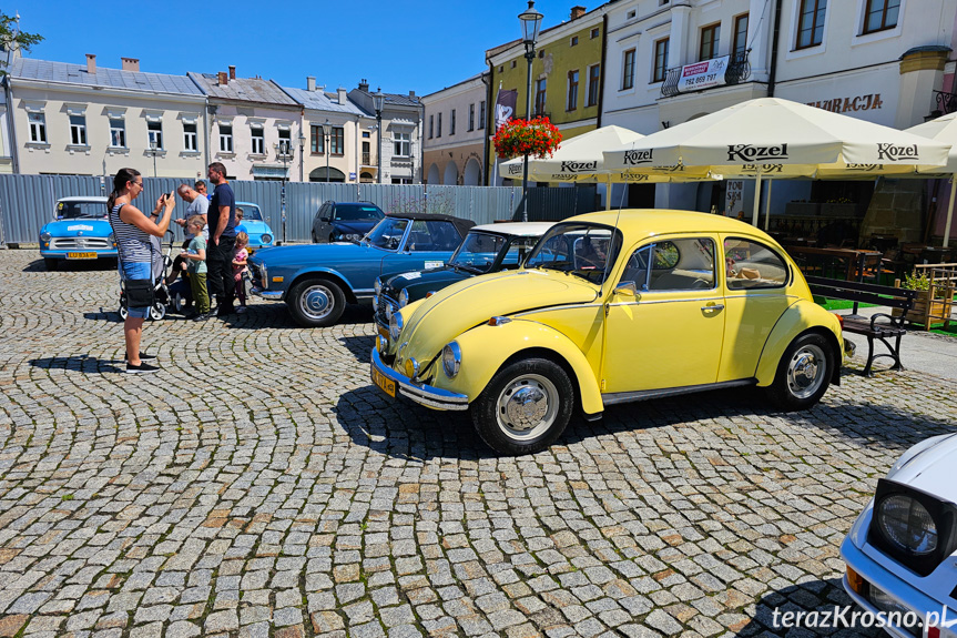 Zabytkowe samochody zaparkowały na krośnieńskim Rynku