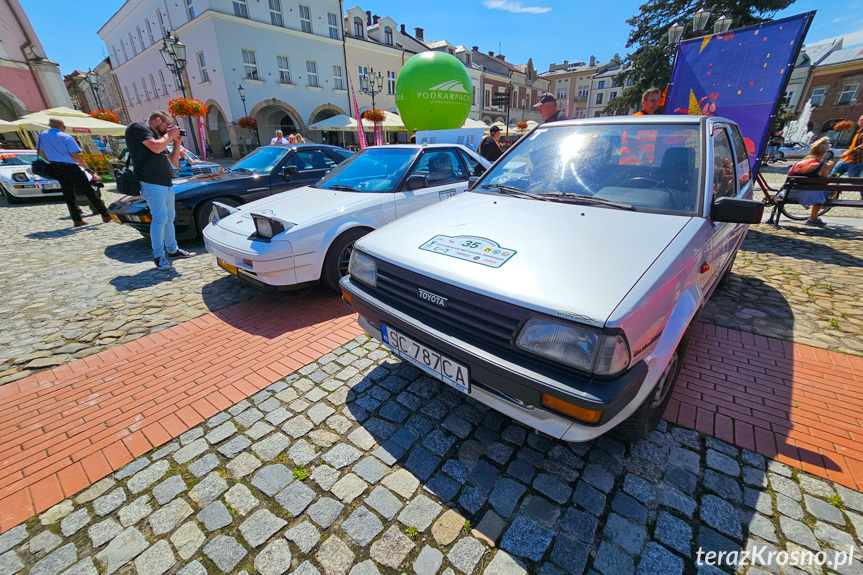 Zabytkowe samochody zaparkowały na krośnieńskim Rynku