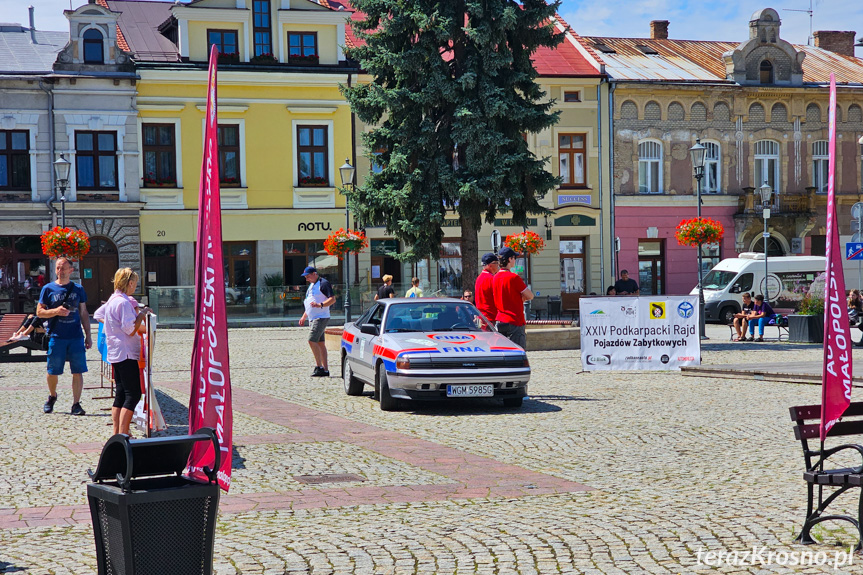 Zabytkowe samochody zaparkowały na krośnieńskim Rynku