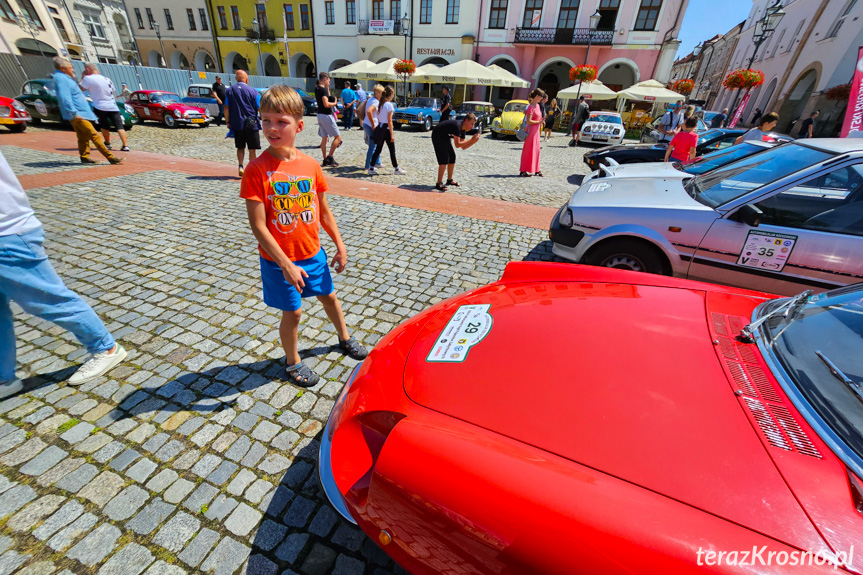 Zabytkowe samochody zaparkowały na krośnieńskim Rynku