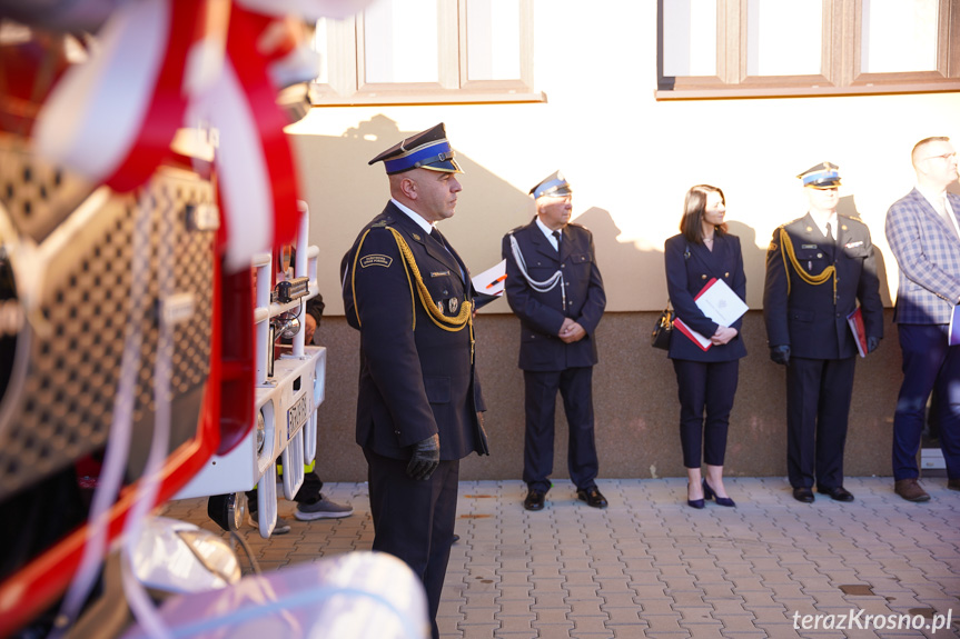 Żarnowiec. Przekazanie samochodów dla OSP