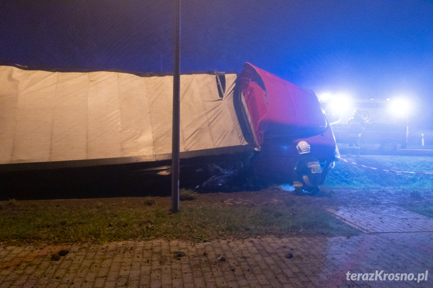 Zasnął za kierownicą, wjechał do rowu