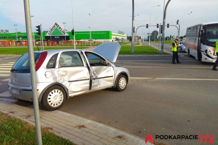 Zderzenie autobusu i osobówki