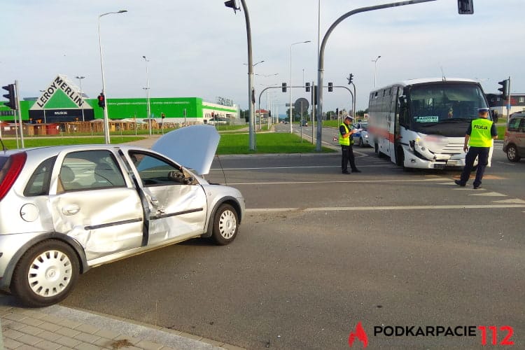 Zderzenie autobusu i osobówki