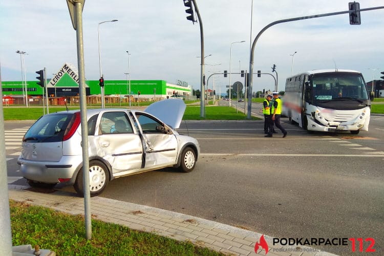 Zderzenie autobusu i osobówki