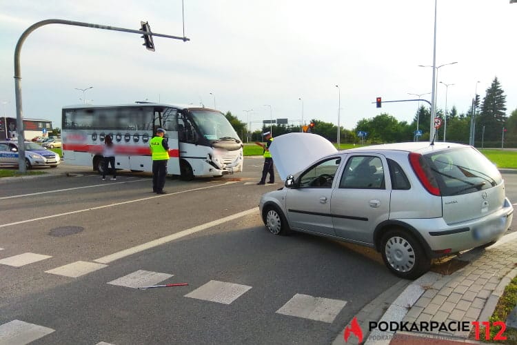 Zderzenie autobusu i osobówki