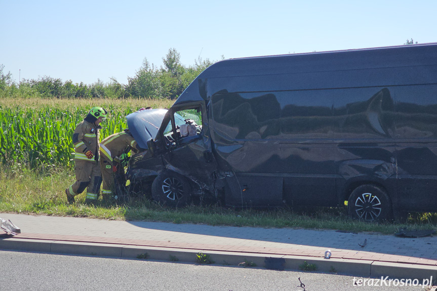 Zderzenie busa i osobówki w Krośnie