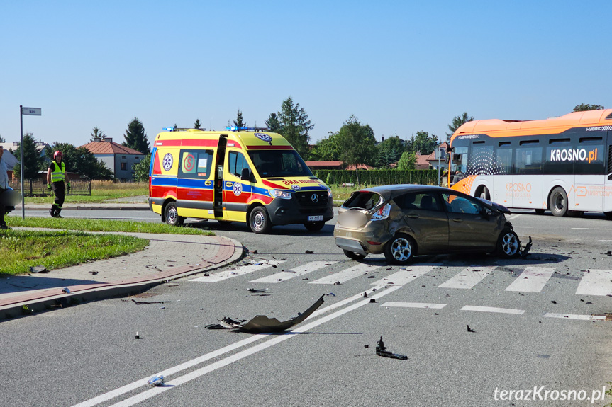 Zderzenie busa i osobówki w Krośnie