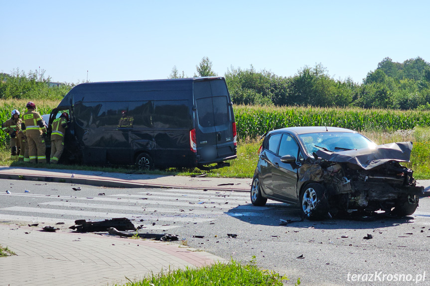 Zderzenie busa i osobówki w Krośnie