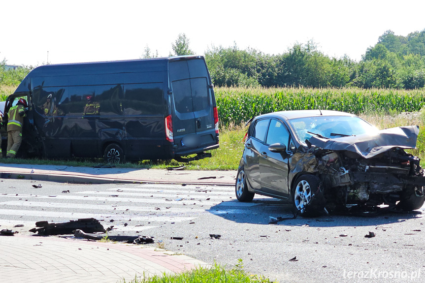 Zderzenie busa i osobówki w Krośnie