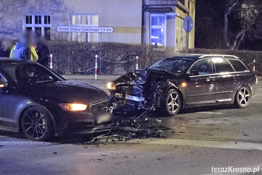 Zderzenie dwóch samochodów na Niepodległości