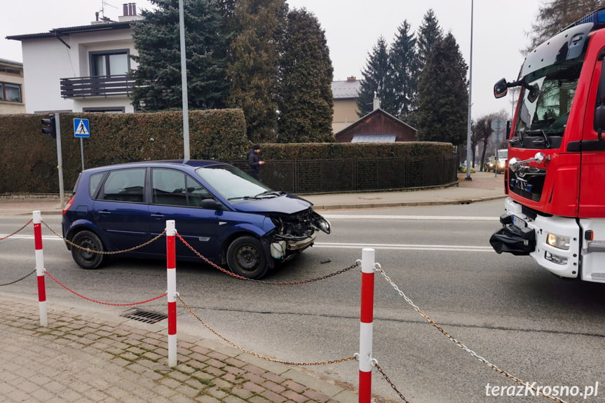 Zderzenie dwóch samochodów na skrzyżowaniu w Krośnie