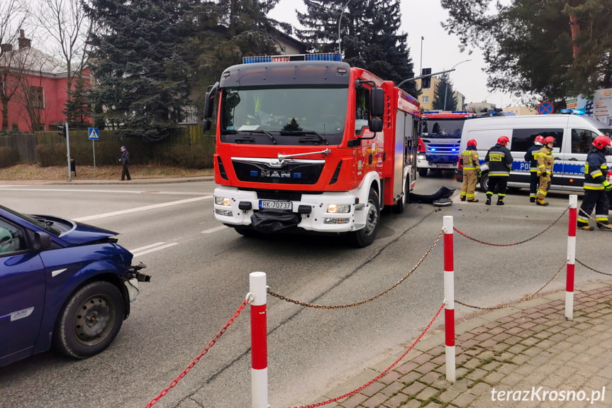 Zderzenie dwóch samochodów na skrzyżowaniu w Krośnie