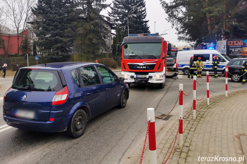 Zderzenie dwóch samochodów na skrzyżowaniu w Krośnie