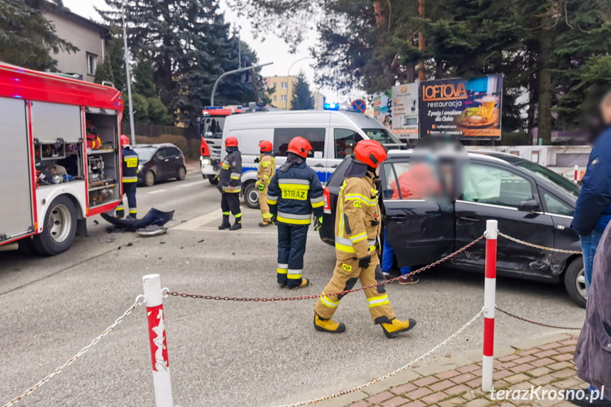 Zderzenie dwóch samochodów na skrzyżowaniu w Krośnie