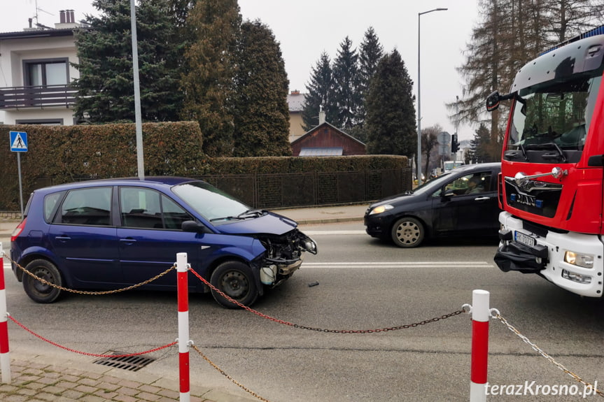 Zderzenie dwóch samochodów na skrzyżowaniu w Krośnie