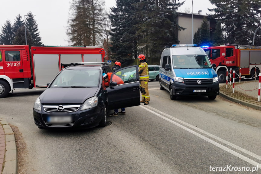 Zderzenie dwóch samochodów na skrzyżowaniu w Krośnie