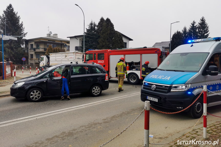 Zderzenie dwóch samochodów na skrzyżowaniu w Krośnie