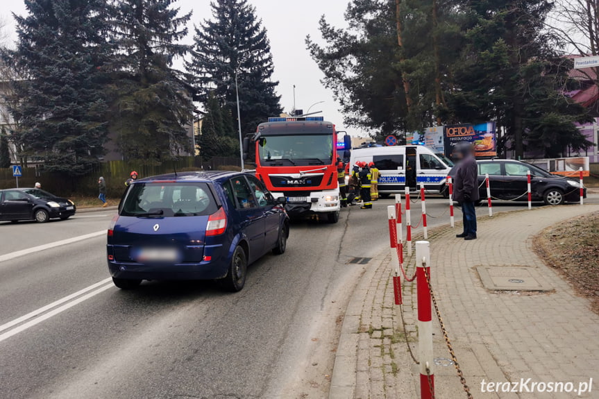 Zderzenie dwóch samochodów na skrzyżowaniu w Krośnie