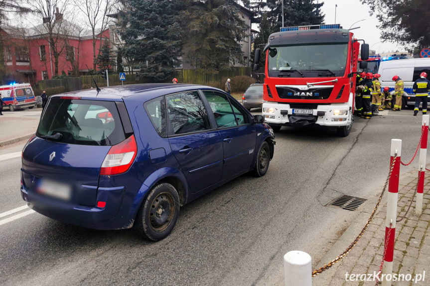 Zderzenie dwóch samochodów na skrzyżowaniu w Krośnie