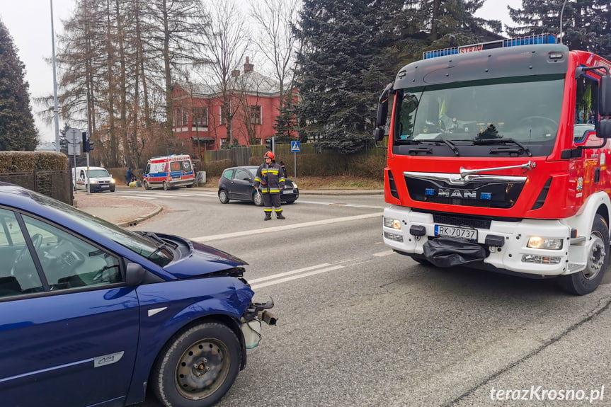 Zderzenie dwóch samochodów na skrzyżowaniu w Krośnie