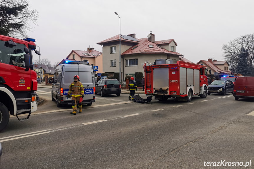 Zderzenie dwóch samochodów na skrzyżowaniu w Krośnie