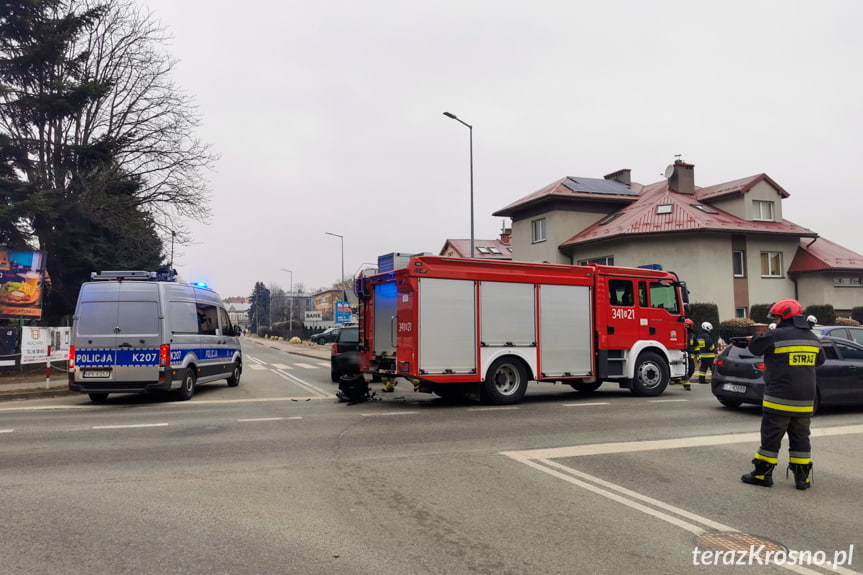 Zderzenie dwóch samochodów na skrzyżowaniu w Krośnie