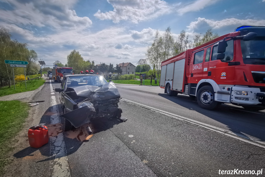 Zderzenie dwóch samochodów w Jaszczwi