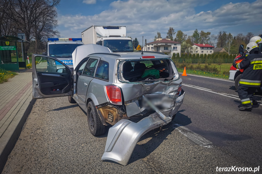 Zderzenie dwóch samochodów w Jaszczwi