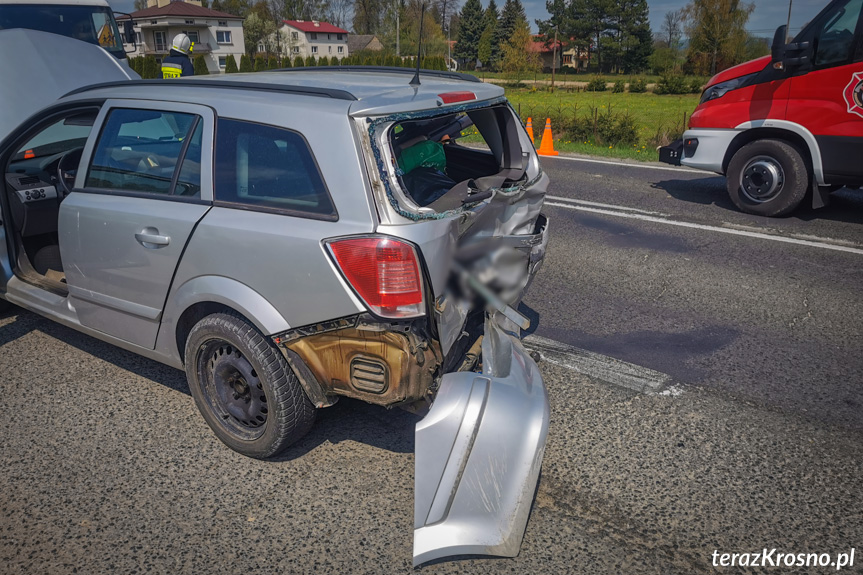 Zderzenie dwóch samochodów w Jaszczwi