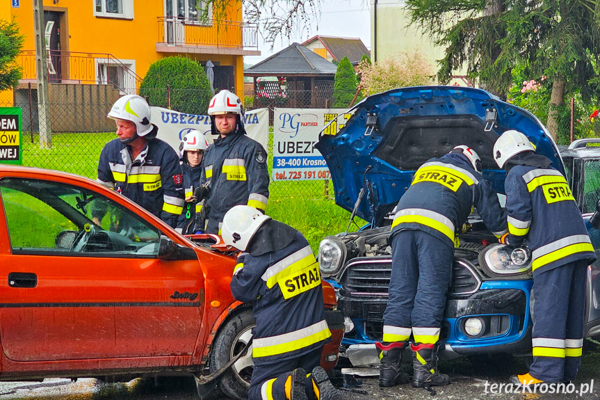 Zderzenie dwóch samochodów w Targowiskach