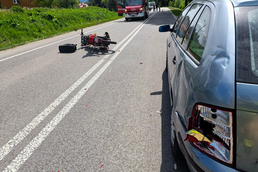 Zderzenie motocyklisty z osobówką w Daliowej